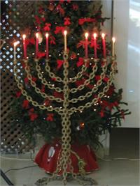 חברה אזרחית פתוחה לכל. חנוכיה ועץ אשוח