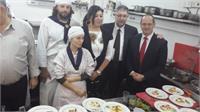 המנכ"ל מבקר בקורס טבחות - תמונה ללא תשלום