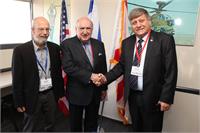 בצילום: מנחם קדרון, מנהל סוכנות החלל הישראלית, פרנק דיבלו מנהל ספייס פלורידה,  ד"ר אברהם גרוס ממשרד המדען הראשי (צילום: סיון פרג')