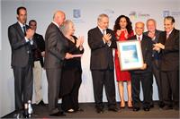 ראש הממשלה ושר המדע מעניקים את פרס סמסון לזוכה. צילום: גדעון מרקוביץ'