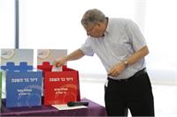 מנחם לייבה מוציא את פתקי ההגרלה. צילום- דורון סהר