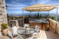 המרפסת והג'קוזי החיצוני 