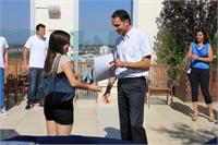 מור סגמון מעניק תעודת השתתפות בקורס לסטודנטית מיטל 