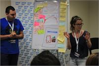 הסטודנטים דיאנה ואדיר מציגים את פירות סדנת Design Thinking של קבוצתם