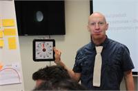 אביתר שפריר מנהל את סדנת Design Thinking