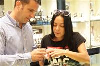 מיכל אמדורסקי וג'פרי ישי בחנות אימפרס. צילום: רפי דלויה.