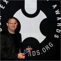טל פלורנטין עם פרס חביב הקהל בתחרות ה UXAwards בסן פרנסיסקו. באדיבות מירון תקשורת שיווקית.