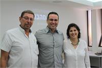 סמי סירואה באמצע, עם מנהל ביה'ח והמנהלת האדמיניסטרטיבית. צילמה עינת פרץ