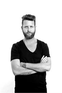 מעצב השיער יאיר מנדל (יא יא) מונה לשגריר "שוורצקופף פרופשיונל" בישראל. צילום- שוורצקופף פרופשיונל חו"ל.
