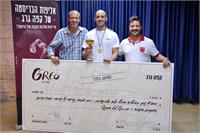 מימין ניר אדרי, מבעלי קפה גרג. עם הזוכה, וגלעד אלמוג, מבעלי קפה גרג. צילום: עמית שוורץ.