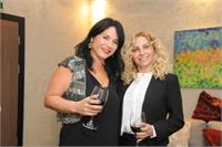 אהובה תורג'מן מרימה כוסית עם רותם אבוהב. צילום: אמציה.
