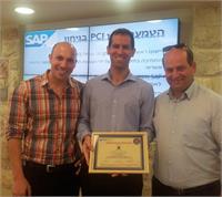מנכ"ל הגיחון זהר ינון (מימין) בקבלת תעודה על הובלה מקצועית של משק המים 