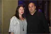 ירון ישראל  בוס בהסוואה מבעלי הרשת עם רעייתו קרן