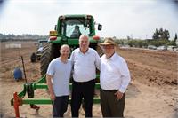 סנדי קולב מימין, השר אורי אריאל וג'וזף גיטלר משמאל