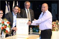 ירחמיאל בורוזובסקי מקבל את המגן מראש עיריית באר שבע, רוביק דנילוביץ. קרדיט צילום: עיריית באר שבע
