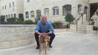 בתמונה עם כלבה שניצלה על ידי עמותת sos