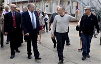 מנכ"ל רשת עתיד, עמיעד גורביץ' (שני מימין), עורך ליו"ר מפלגת "ישראל ביתנו" ח"כ אביגדור ליברמן, סיור ברחבי כפר הנוער 