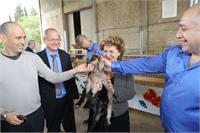 ח"כ סופה לנדבר וח"כ עודד פורר מבקרים במשק החקלאי של כפר הנוער "עתיד יוענה ז'בוטינסקי" עם מנכ"ל רשת עתיד