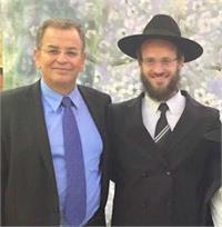 הרב נאקר (חזר בתשובה כשהיה בן 17) ואביו איציק נאקר. צילום: מאלבום התמונות המשפחתי