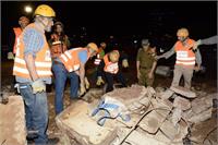 מתרגלים חילוץ ניצולים ביבנה. צילום עמרם כהן