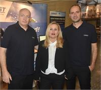מימין לשמאל: משה אטיה, מנהל תחום מוצרים בקונסיסט; שרית להב, מנכ"לית SysAid; עופר שקד, מנכ"ל קונסיסט.