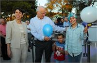  (מימין): – נהילה חאג' בת 10 מכפר מנדא ורואי גולן בן 7 מרמת מגשימים – מטופלים באונקולוגית ילדים, מגישים לחיים כצמן בלון-תמונה: אלון לויטה