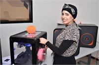 סוג'וד זיני המרצה לקורס תלת מימד מדגימה צילום אושרי כהן 