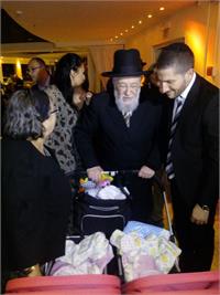 הרב הראשי לת"א, הרב ישראל לאוו מברך את התאומות הרכות