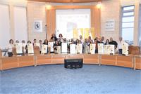 תמונת קבוצתית של שותפי התכנית "אייפד לכל מורה לחינוך מיוחד" של קרן אתנה יחד עם מנהלות ומנהלי בתי הספר לחינוך מיוחד בירושלים, עם האמנה לשילוב התקשוב בח