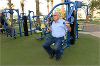 ראש העיר מוטי ששון עושה כושר במתחם המכשירים בפארק פרס. צלם-טל קירשנבאום 