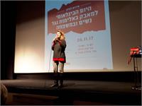 העיתונאית הדס שטייף בהרצאה בחולון. צילום-עיריית חולון