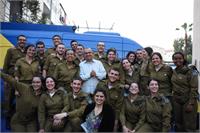 בוגרי קורס העיתונאים הצבאיים של גלי-צה"ל לשנת 2018, יחד עם מפקד גלי-צה"ל שמעון אלקבץ ומפקדת הקורס גל גבאי, (צילום: יעקב צים, דיגיטל גלי-צה"ל).