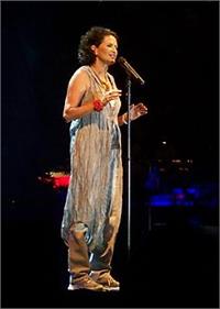 הזמרת ALKISTIS PROTOPSALTI