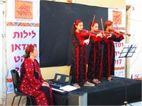 תלמידות עם המורה אנה בהופעה בפני תיירם ברהט צילום-ענת רסקין