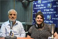 המשורר ארז ביטון והמשוררת נעם פרתום בהקלטת התכנית הראשונה, בגלי-צה"ל.  (צילום: יעקב צים, גלי-צה"ל)