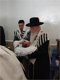 הרב עם אחד מהילדים שזכה לסייע בלידתו
