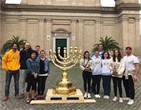דגם המנורה יחד עם 11 יוצריה ברומא סמוך לשער טיטוס