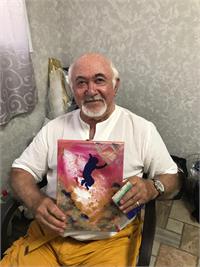 ניצול שואה מקבל ציור במתנה 