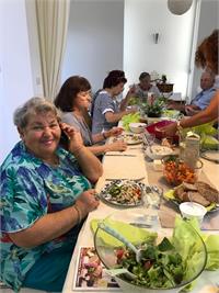 ארוחות חמות לניצולי שואה בבית שלום בקיסריה 