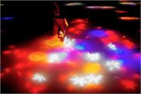 Drawing on the Water Surface נוצר על ידי Dance of Koi and People - Infinity teamLab, 2016-2018, מיצב דיגיטלי אינטראקטיבי, אינסופי, סאונד: Hideaki Taka