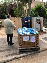 חלוקת מצרכי מזון לניצולי שואה על ידי מתנדבי עמותת יד לעזרה ישראל