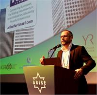 כלב מאיירס העומד בראש ארגון ARISE
