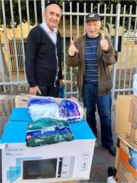 חלוקת מוצרי מזון ומותגי ספורט לניצולי שואה על ידי מתנדבי יד לעזרה ישראל לרגל חג חנוכה 