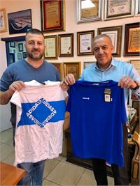 חולקו מותגי ספורט רבים של אדידס וריבוק 