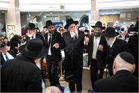 האדמור מבוסטון רוקד עם מסיימי הש״ס MR-PR
