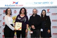 צוות פרויקט יתד מקבל את אות ההוקרה. צילם ניב קנטור 