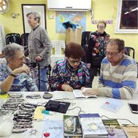 חלוקת משקפי קריאה וראייה למאות ניצולי שואה התקיימה במהלך השבוע בערים נתניה, אופקים, אשקלון, עכו, בני עייש ועוד 