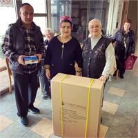 חלוקת ציוד רפואי וסיוע לניצולי שואה ברחבי הארץ. 