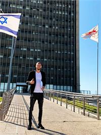 מוביל המחאה, קיריל קארטניק, בעת ההגעה לאוניברסיטה לוודא את ההקלות