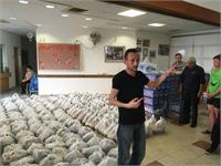 מיכאל בינר, מנהל עמותת עיר החיים בשדרות מפקח על חלוקת מזון לניצולי שואה  